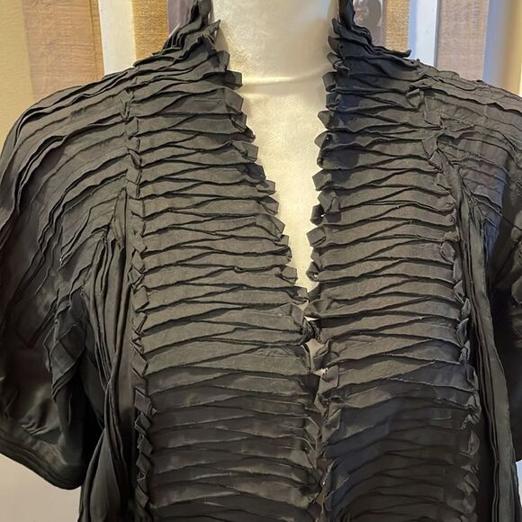 BCBGMAXAZRIA black textured cocktail black jacket, short sleeve - Picture 3 of 9